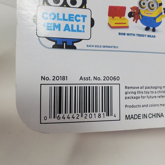 MINIONS DELUXE FIGURE MOVIE EXCLUSIVE BOB WITH TEDDY BEAR AND LUNCHBOX - Picture 2 of 6